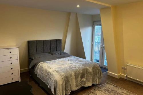 Cosy 3 Bedroom Apartment Next to the Emirates