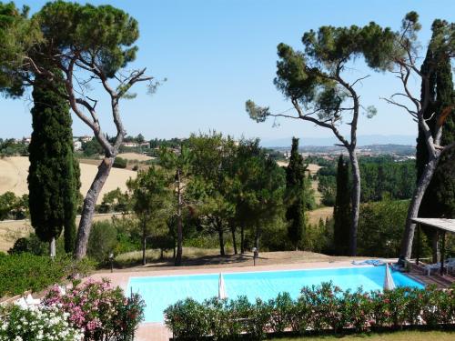 Πισίνα στο ή κοντά στο Agriturismo tranquillo e con vista panoramica