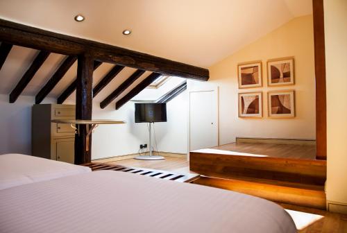 a bedroom with a bed and a tv in a room at Hotel Soria Plaza Mayor in Soria