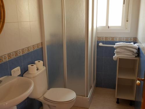 Vonios kambarys apgyvendinimo įstaigoje Las Cuatro Lunas