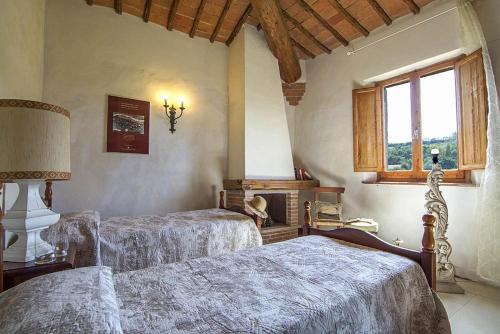 Tempat tidur dalam kamar di Agriturismo tranquillo e con vista panoramica