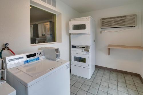 una pequeña cocina con fregadero y microondas en Motel 6-Kissimmee, FL - Orlando, en Orlando