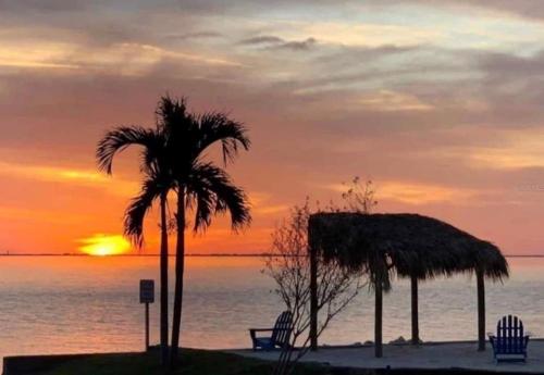 2 bd Sunset View Condo on Tampa Bay