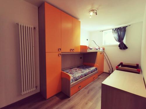 um quarto com um armário laranja com uma cama em Naturalmente Casa em Fiavè