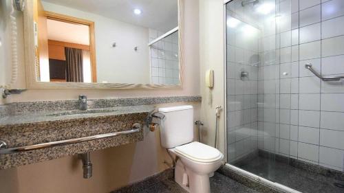 y baño con aseo, lavabo y ducha. en Flat 1208 Lazer completo - Prox. Shopping e Metrô, en São Paulo