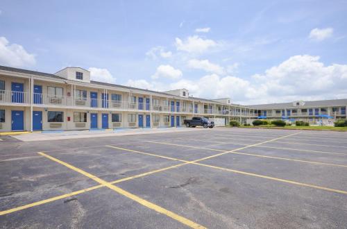 a parking lot in front of a large building at Motel 6-Webster, TX - Houston - Nasa Lake in Webster