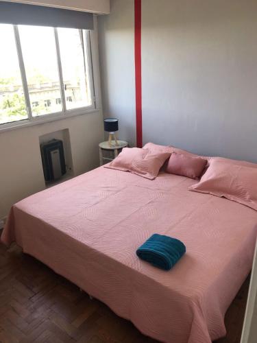 a bedroom with a large bed with pink and blue sheets at Mira Bosques 3 in La Plata
