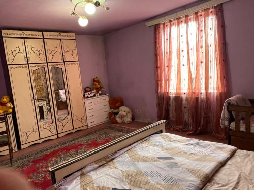 Friend's House rooms near Airport في يريفان: غرفة نوم بسرير وخزانة ومرآة