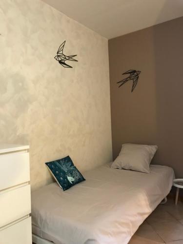 ein Schlafzimmer mit 2 Betten mit Hai-Dekanten an der Wand in der Unterkunft Ch'ti NID au pays des lacs in Alièze