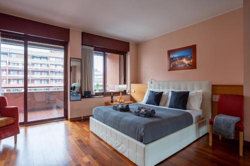 1 dormitorio con cama grande y ventana grande en Appartamento Centrale vicino a Humanitas e Forum Assago, en Basiglio