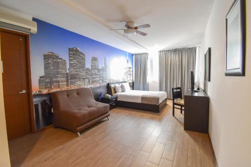 um quarto de hotel com uma cama e um mural do horizonte da cidade em Hotel TÖTEM Guadalajara em Guadalajara