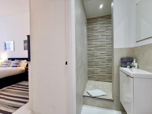 une salle de bain avec une douche avec des toilettes et un lavabo dans l'établissement Congrès Carré d'Or by Booking Guys, à Nice