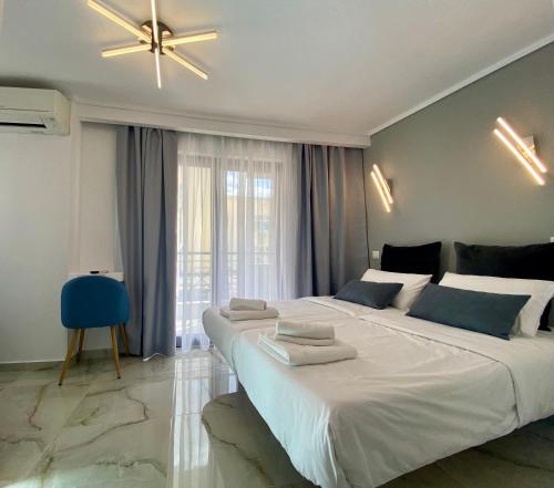 Schlafzimmer mit einem großen Bett und einem Deckenventilator in der Unterkunft Casa Primavera in Thessaloniki