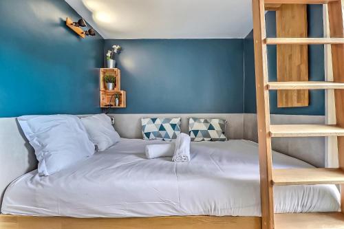 1 dormitorio con 1 cama con escalera en Appart Cosy Terrasse gare de Nîmes, en Nimes