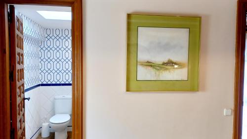 トレドにあるÁtico Las termasの壁に絵画が描かれたバスルーム、トイレ