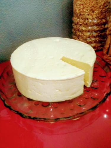 a white cake sitting on top of a red table at Pousada Sitio do Visconde in Visconde De Maua