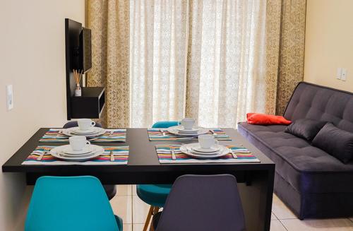 波梅羅迪的住宿－Apê Jabuticabeira，客厅配有桌椅和沙发