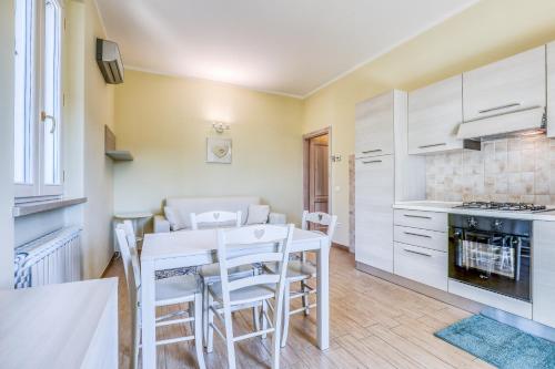 a kitchen and dining room with a table and chairs at Residence Viviverde in Terni