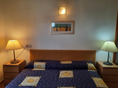 1 dormitorio con 1 cama y 2 lámparas en las mesas en Ca´n Buniferri, en Randa