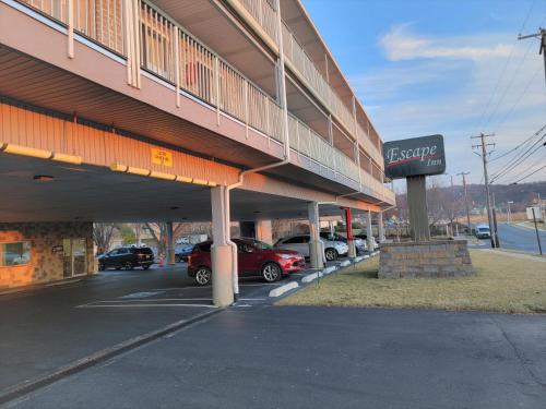 un edificio con coches estacionados en un estacionamiento en Escape Inn Hershey en Hershey