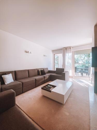 a living room with a couch and a coffee table at Troia - Paraíso a um passo de Lisboa in Troia