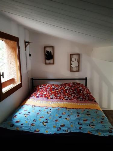 - une chambre avec un lit et une couette avec des animaux dans l'établissement Mazet 55 Gorges du Verdon, à Saint-Martin-de-Brômes