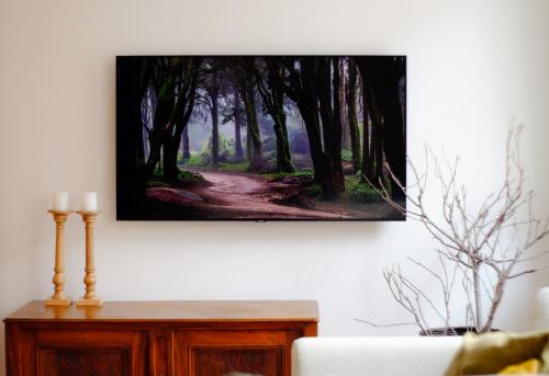 ein Gemälde eines Waldes, das an einer Wand hängt in der Unterkunft Grünberg House in Traben-Trarbach