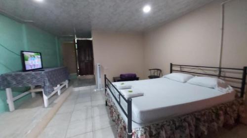 Uma cama ou camas num quarto em Mayela Aguas-Zarcas