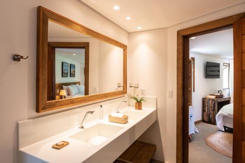 uma casa de banho com um lavatório e um espelho em One Beach Boutique Hotel em Morro de São Paulo