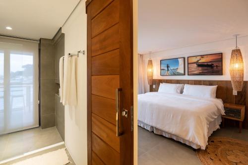 Postel nebo postele na pokoji v ubytování One Beach Boutique Hotel