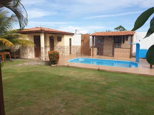 a house with a swimming pool in a yard at Porto Feliz in Barra de Jacuípe