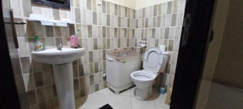 La salle de bains est pourvue de toilettes et d'un lavabo. dans l'établissement Chambre privé private room Aéroport Mohamed 5, à Deroua