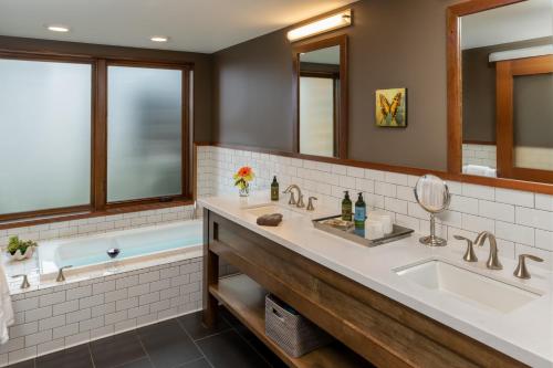 瓦拉瓦拉的住宿－Eritage Resort，浴室配有2个盥洗盆和1个浴缸。