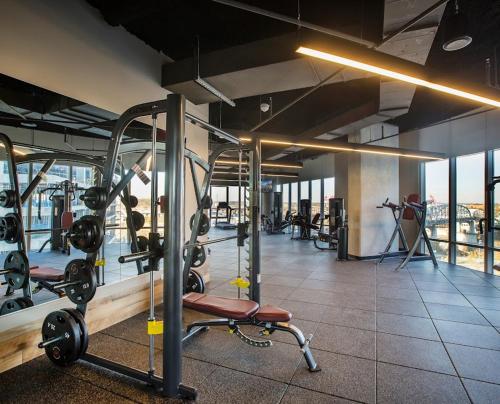 Fitness centrum a/nebo fitness zařízení v ubytování Placemakr Premier SoBro