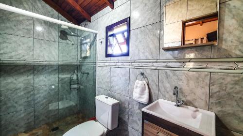 uma casa de banho com um WC, um lavatório e um chuveiro em Pousada do Alemão em Foz do Iguaçu