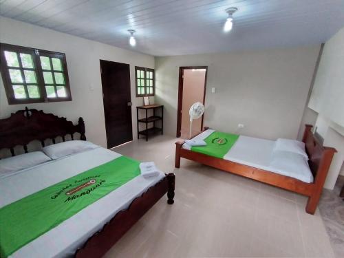 Puerto NariñoにあるEcocabañas Manguareの部屋にベッドが2つある寝室