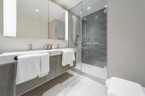 Koupelna v ubytování EDEN'S Homes & Villas - Sunrise Bay Emaar Beachfront
