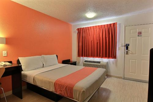 
A bed or beds in a room at Motel 6-Austin, TX
