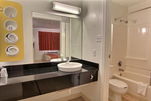 Ett badrum på Motel 6-Austin, TX