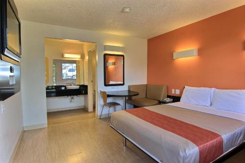 Postel nebo postele na pokoji v ubytování Motel 6-Austin, TX - North Central