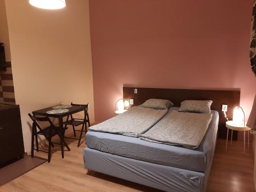 Ένα ή περισσότερα κρεβάτια σε δωμάτιο στο Downtown Apartments Budapest