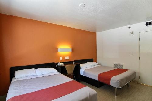 Motel 6-Carpinteria, CA - Santa Barbara - Southにあるベッド