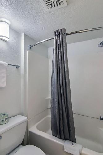 Motel 6-Carpinteria, CA - Santa Barbara - Southにあるバスルーム