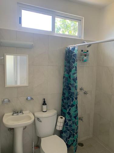 Bilik mandi di Arenas Del Mar Condos