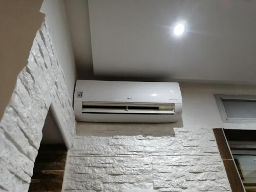 ein Fernseher, der in einem Zimmer an der Wand steht in der Unterkunft Ryan 1 in Fès