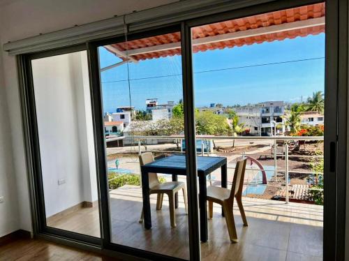 comedor con mesa y sillas y balcón en Sumaq House offer a new suite en Puerto Ayora