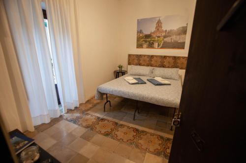 a small room with a bench in a room at SI-Moutique Le Case degli Avi barocche, con terrazza panoramica in Modica