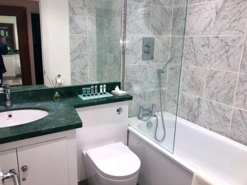 Et badeværelse på Superbly located 2 bedroom luxury apartment