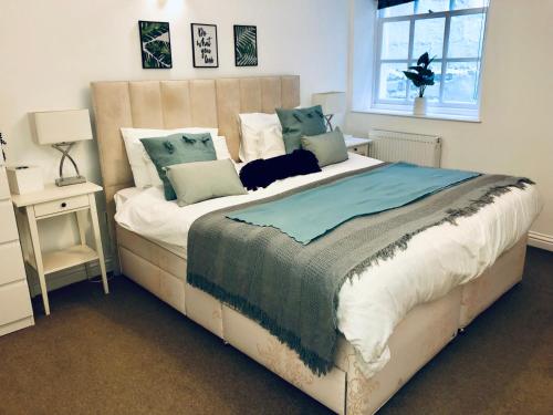 Un pat sau paturi într-o cameră la Superbly located 2 bedroom luxury apartment