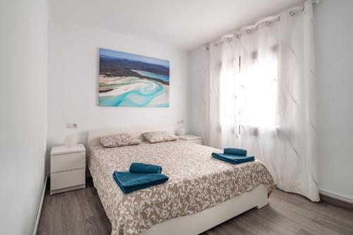 een witte slaapkamer met een bed en een raam bij LOVELY APARTMENT Barca 2 in Barcelona